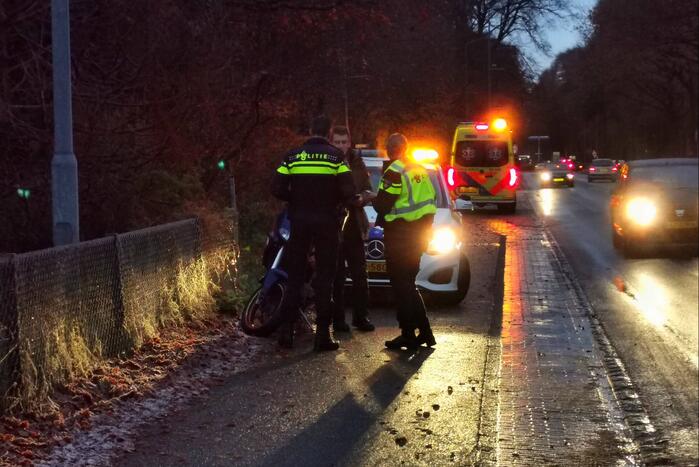 Motorrijder gaat onderuit op spekglad wegdek