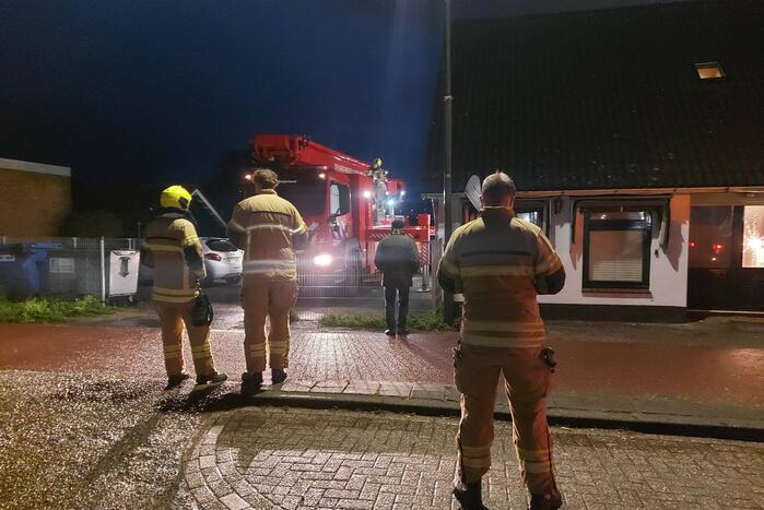 Brandweer controleert dak op brand