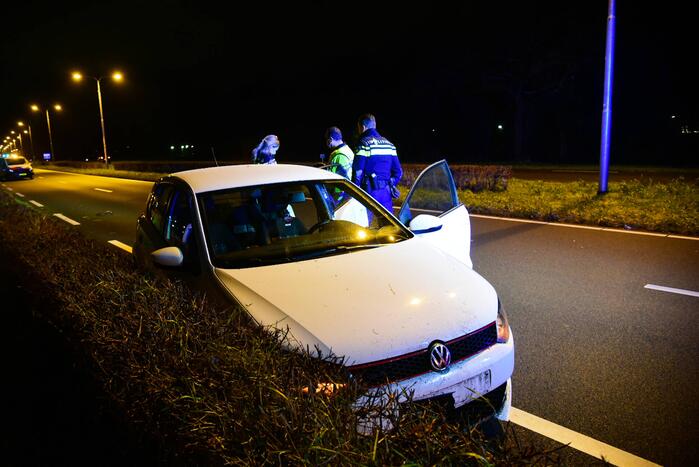 Automobilist crasht in berm