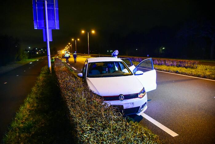 Automobilist crasht in berm