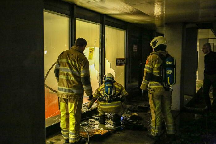 Veel schade door brandend matras tegen gebouw