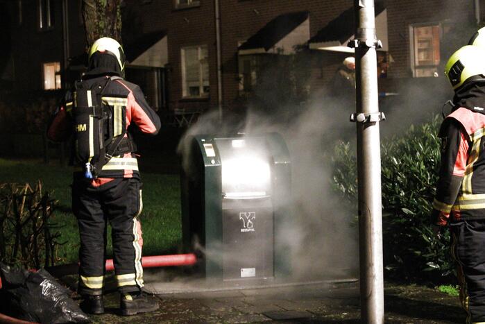 Brandweer blust brand in container