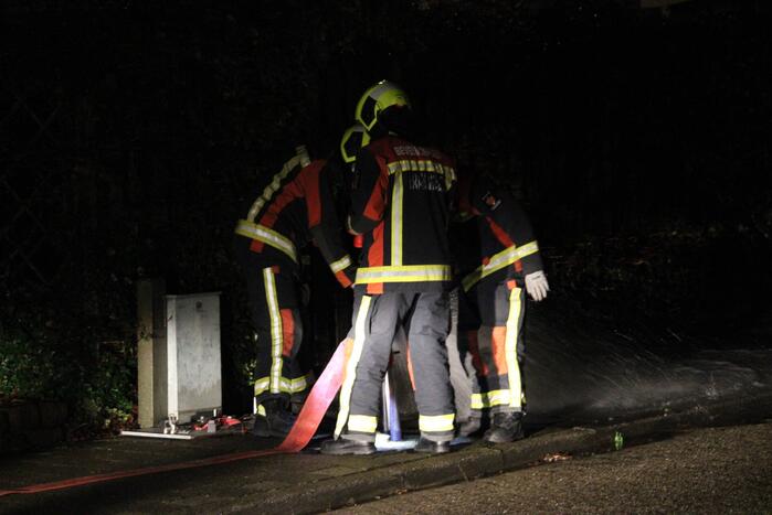 Brandweer blust brand in container