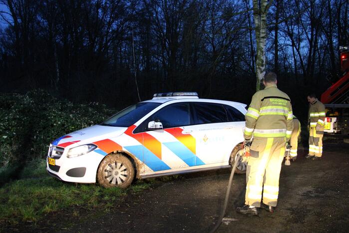 Politieauto vast in modder na melding van jeugd in verlaten ziekenhuis