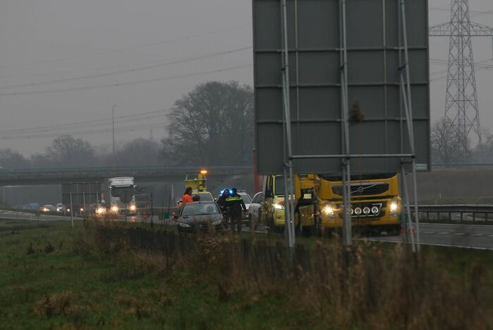 Auto en vrachtwagen botsen op provincialeweg