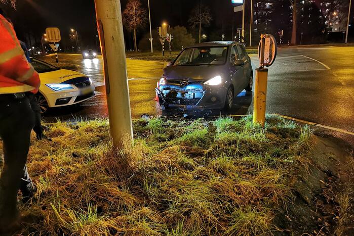 Auto tegen lantaarnpaal na ongeval