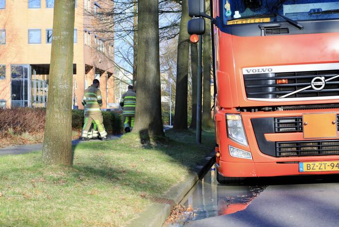 Vrachtwagen lekt vloeistof na ongeval