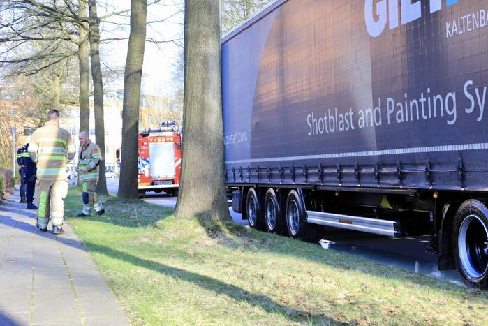 Vrachtwagen lekt vloeistof na ongeval