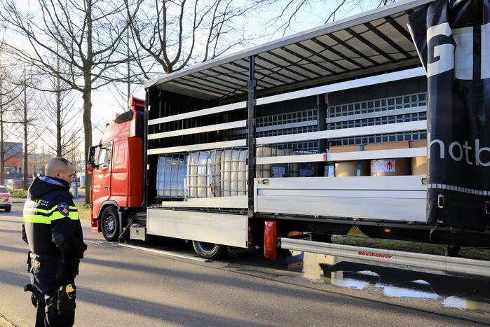 Vrachtwagen lekt vloeistof na ongeval