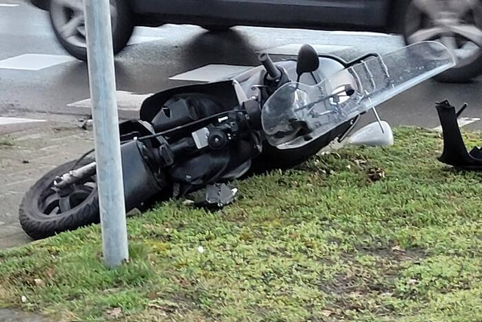 Scooterrijder gewond bij aanrijding met auto