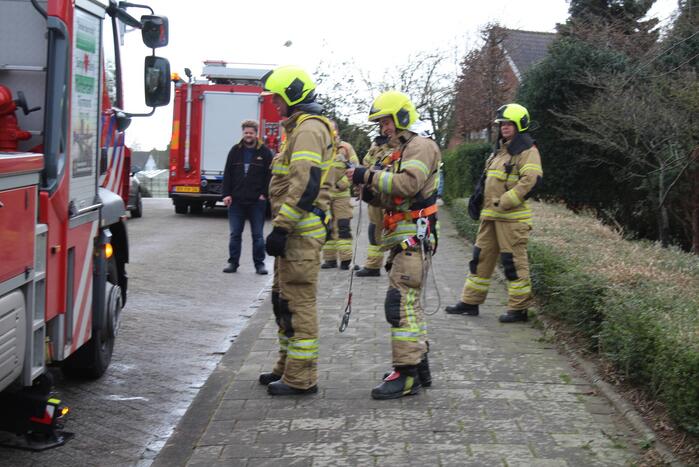 Brandweer stelt rolluik veilig