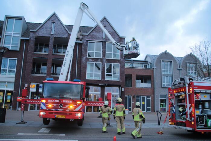 Dakpannen vallen van winkelcentrum Eemnes