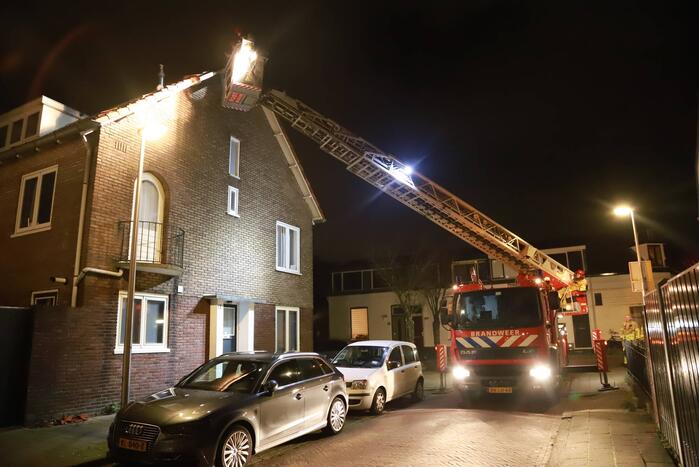 Loshangende dakpannen verwijderd door brandweer