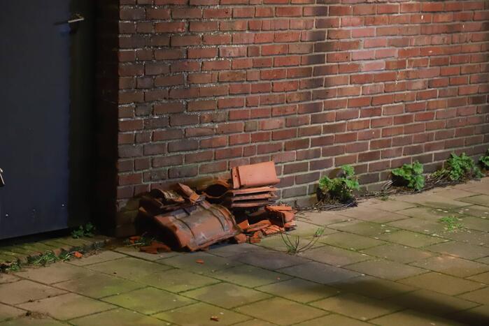 Loshangende dakpannen verwijderd door brandweer