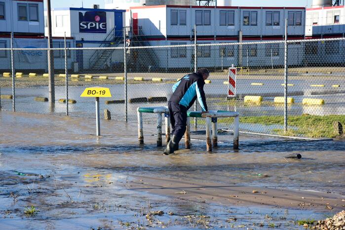 Waterballet op terrein van chemisch bedrijf