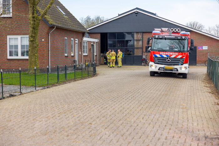 Brandweer verricht metingen bij de Groene Weide Veehouderij