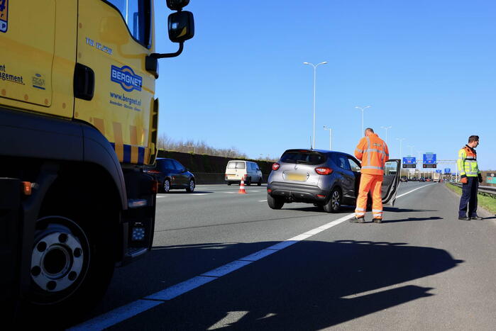 Auto krijgt klapband en ramt medeweggebruiker