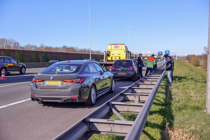 Auto krijgt klapband en ramt medeweggebruiker