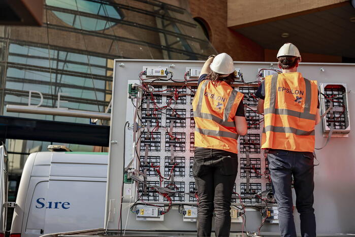 Eerste nieuwe Dris-bord opgehangen op busstation