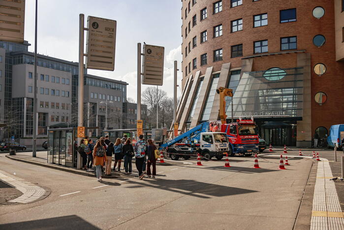 Eerste nieuwe Dris-bord opgehangen op busstation