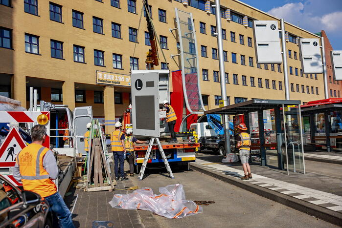 Eerste nieuwe Dris-bord opgehangen op busstation