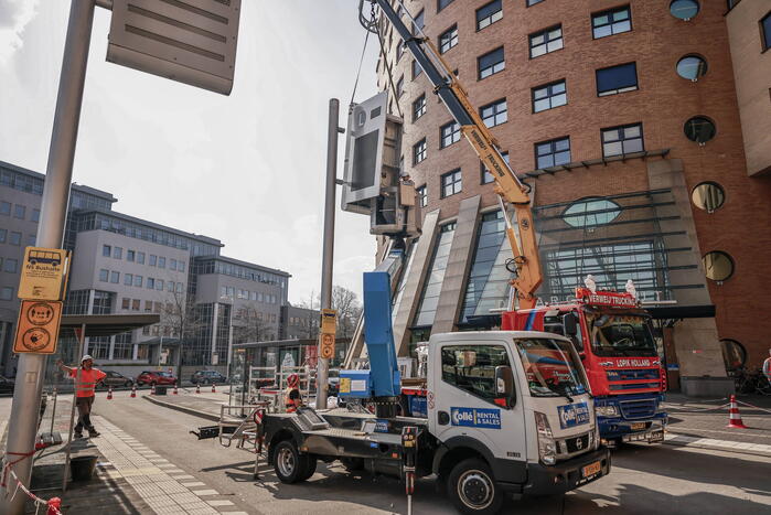 Eerste nieuwe Dris-bord opgehangen op busstation