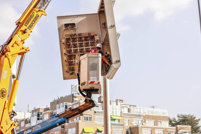 Eerste nieuwe Dris-bord opgehangen op busstation