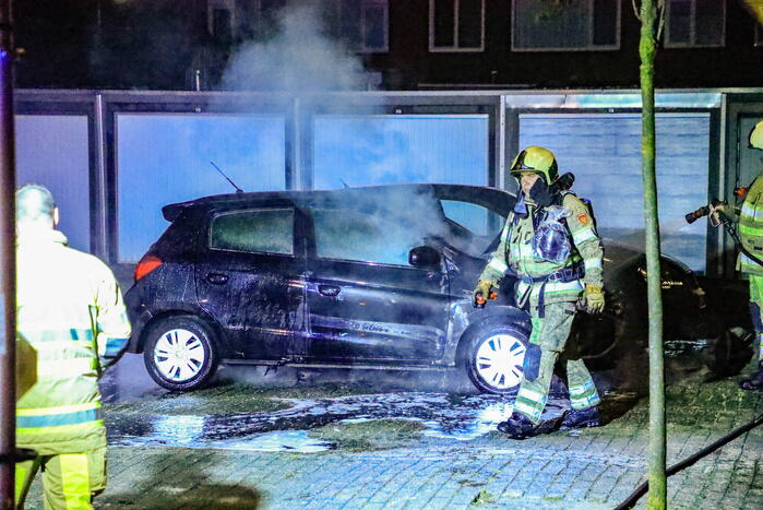 Politie doet onderzoek naar autobrand