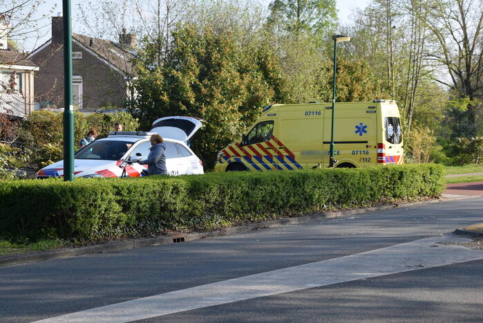 Jongeman op fiets vliegt over motorkap van auto