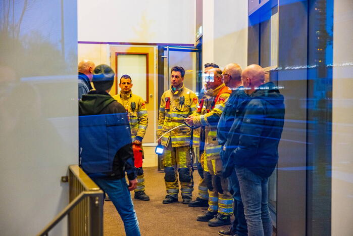 Brandweer doet onderzoek naar brandlucht in flat