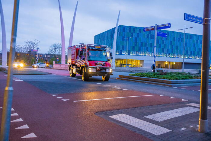 Brandweer doet onderzoek naar brandlucht in flat