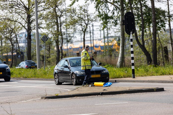 Politieauto botst tegen paal tijdens spoedrit