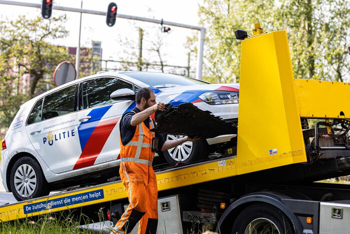 Politieauto botst tegen paal tijdens spoedrit