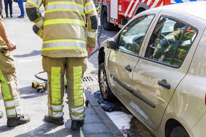 Brand aan voorzijde van personenauto