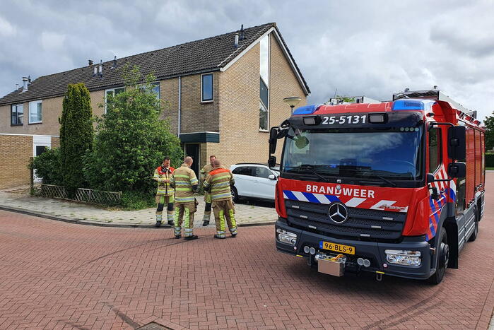 Schuttingpaal zorgt voor gaslekkage in voortuin