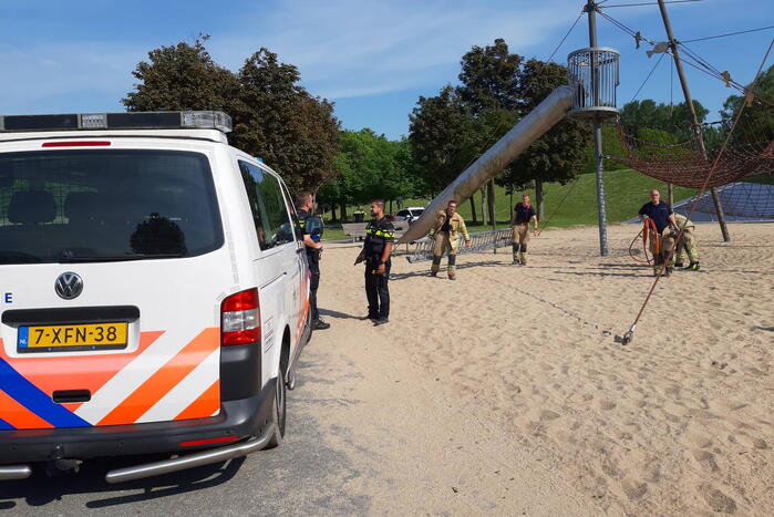 Brandweer redt kind uit klimrek