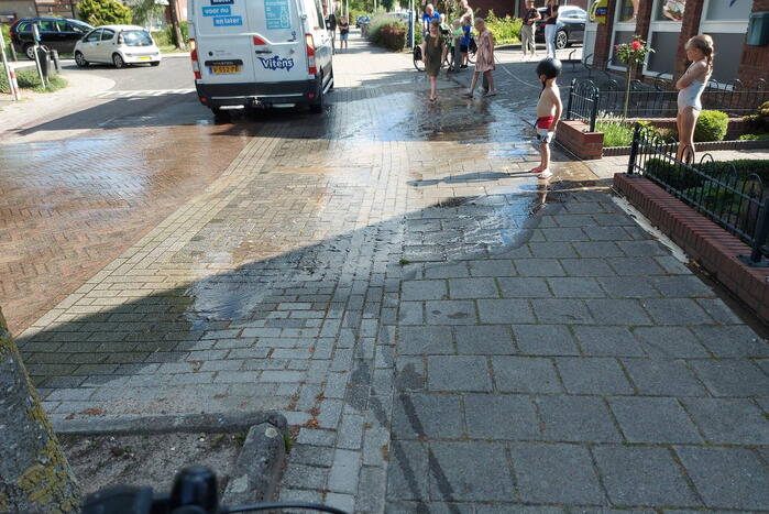 Straat blank door gesprongen waterleiding