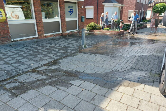 Straat blank door gesprongen waterleiding