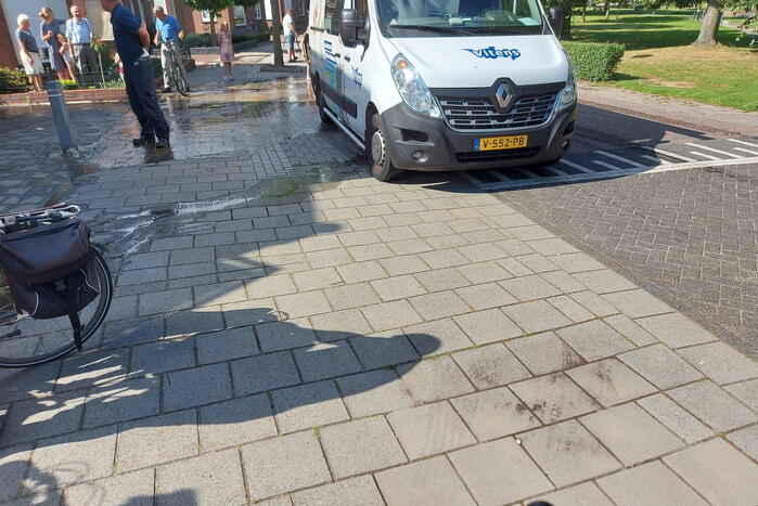 Straat blank door gesprongen waterleiding