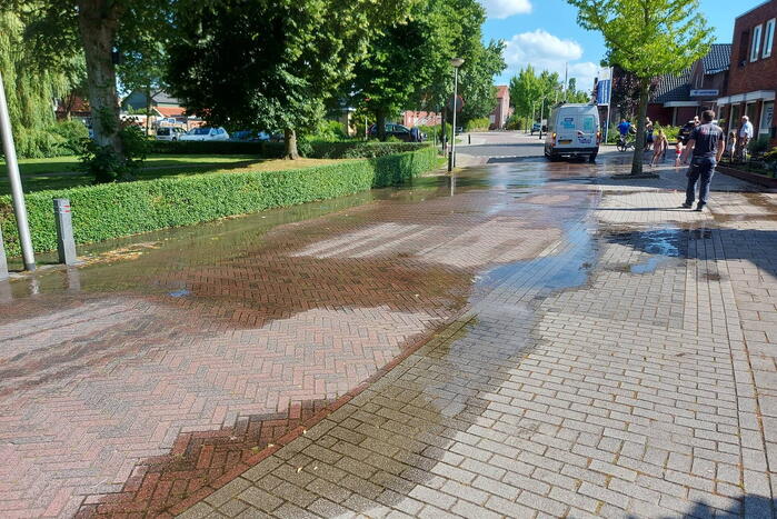 Straat blank door gesprongen waterleiding