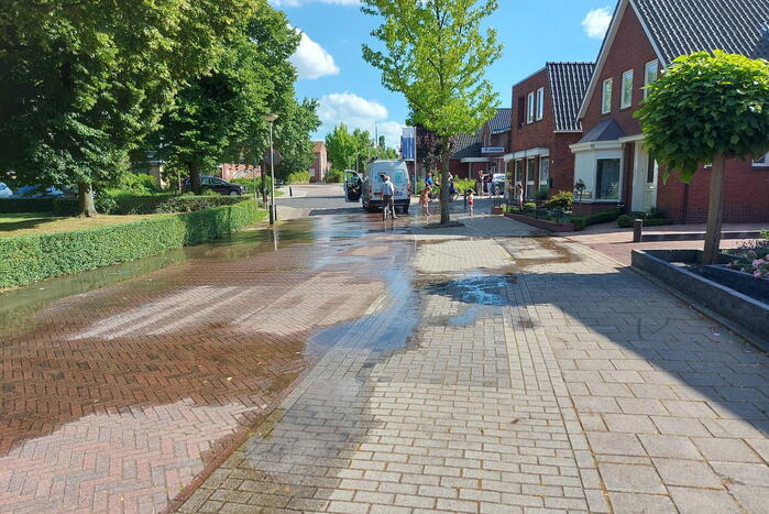 Straat blank door gesprongen waterleiding