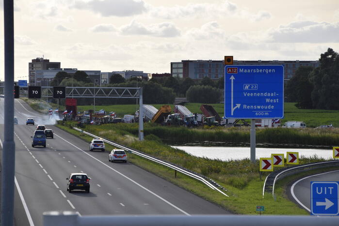 Boeren zetten oprit snelweg dicht