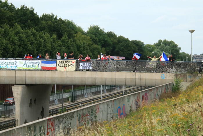 Steunbetuiging voor boeren vanaf viaduct