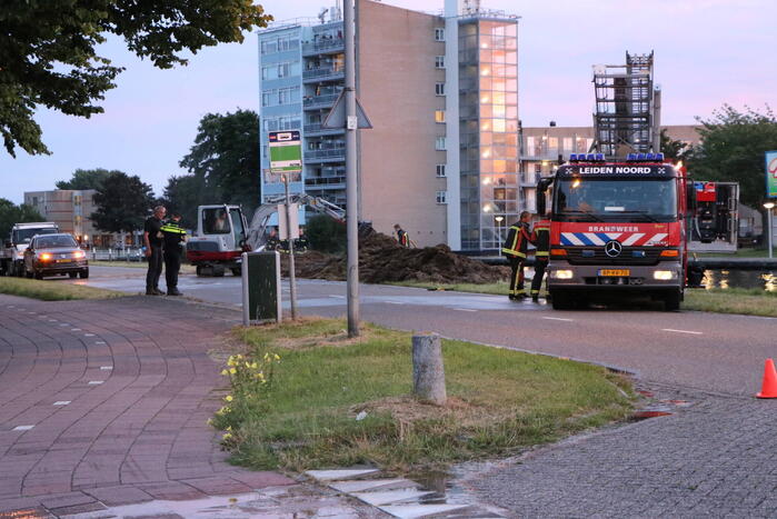 Stapel hooi langs de weg in brand gestoken