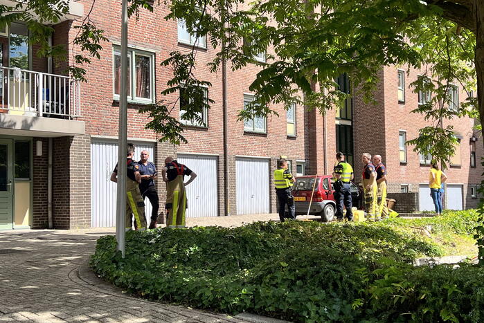 Brandweer doet onderzoek bij garageboxen van appartementencomplex