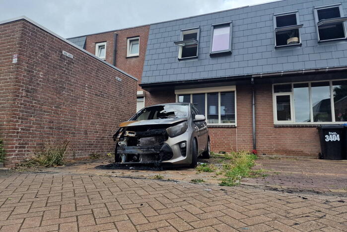 Geparkeerde auto voor woning in brand gestoken