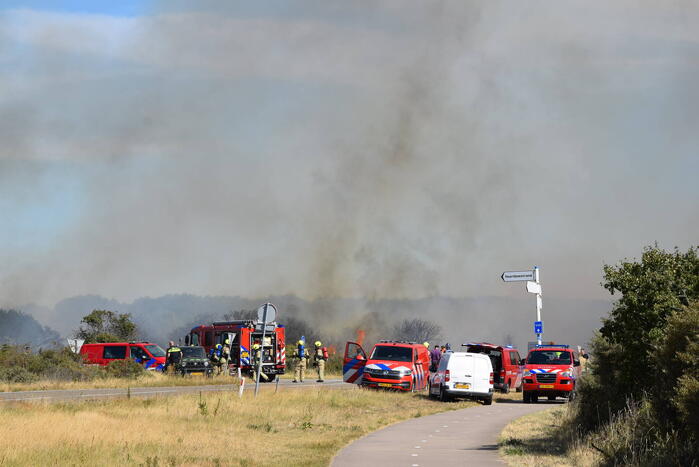 Brandweer massaal ingezet bij grote duinbrand