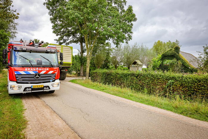 Brandweer doet onderzoek naar vreemde lucht in boerderijwoning