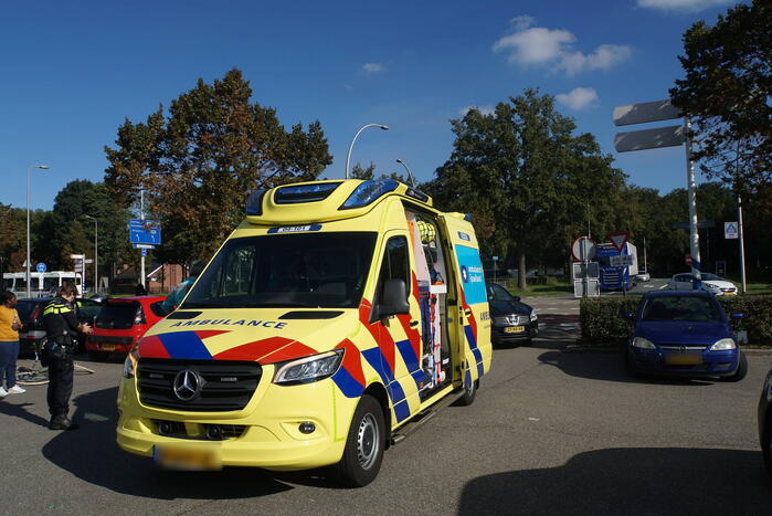 Fietser klapt tegen voorruit van auto en raakt gewond