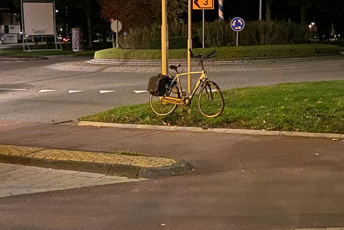 Fietser en automobilist in botsing